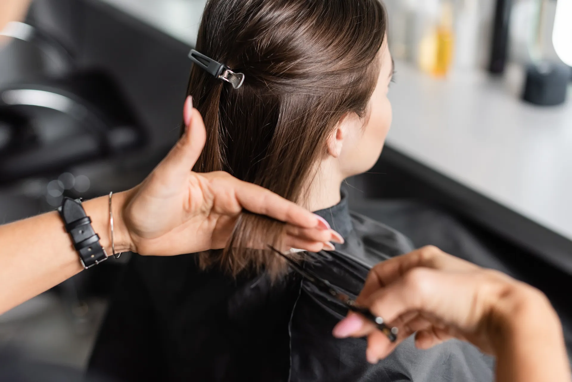 Herramientas profesionales de peluquería sobre la mesa