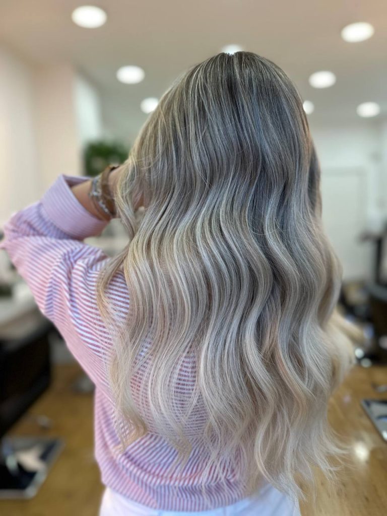 Peinado con ondas marcadas visto de perfil