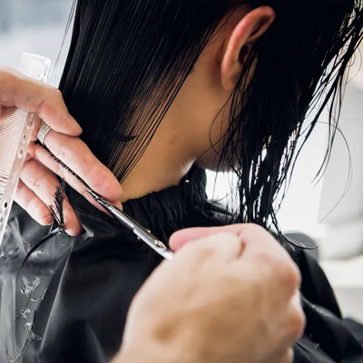 Profesional dando los últimos retoques a un corte de pelo